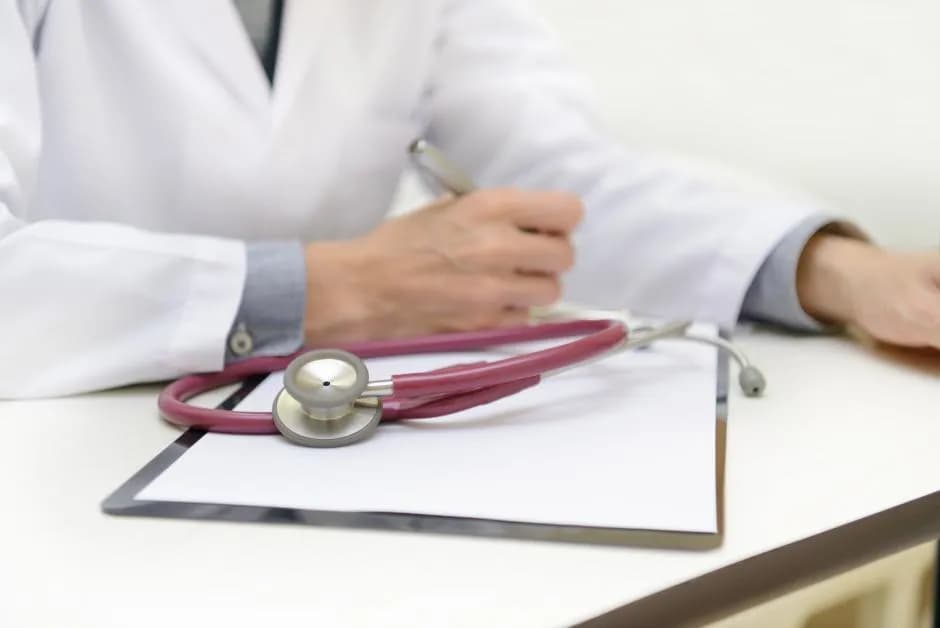 Ile ZUS płaci za zwolnienie lekarskie po ustaniu zatrudnienia? Sprawdź, ile możesz stracić.